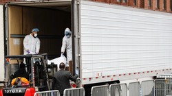 Do số người chết tăng nhanh và quá nhiều, thành phố New York phải sử dụng các xe tải đông lạnh làm nơi lưu giữ thi thể (Ảnh: AP).