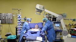 Trong cuộc chiến chống dịch bệnh COVID-19 đã có hơn 10 ngàn y bác sĩ Italy nhiễm bệnh, 69 người đã hi sinh. Trong ảnh: các thày thuốc đang chăm sóc bệnh nhân nặng (Ảnh: AP).