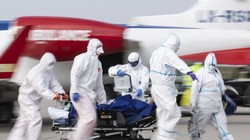Mặc dù đang bị dịch bệnh COVID-19 hoành hành, nhưng Đức đã nhận điều trị giúp các bệnh nhân nặng từ Italy và Pháp chuyển sang. Trong ảnh: một bệnh nhân nặng từ Pháp vừa được chuyển xuống sân bay Berlin (Ảnh: AP).