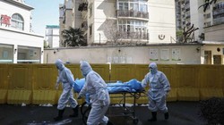 Ngày 17/4, thành phố Vũ Hán công bố số liệu thống kê về dịch bệnh, số người chết được điều chỉnh lại tăng thêm 50% so với trước đây. (Ảnh: AP).