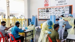 Xét nghiệm virus Corona mới cho người lao động nước ngoài ở Singapore (Ảnh: DF).