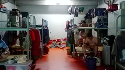 Người lao động nước ngoài chiếm tới 60% tổng số người nhiễm bệnh COVID-19 ở trong nước Singapore. Điều kiện sống tại các ký túc xá đã biến những nơi này thành các ổ dịch (Ảnh: Reuters).
