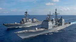 Hai tàu chiến Mỹ hộ tống tàu tấn công đổ bộ USS America hoạt động ở vùng biển Malaysia (Ảnh: US Navy).