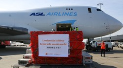 Sau khi kiểm soát được dịch bệnh trong nước, Trung Quốc đã bán và viện trợ vật tư y tế cho nhiều nước, nhưng bị cho là có ý đồ riêng (Ảnh: Tân Hoa xã)