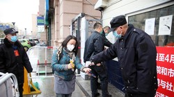 Thành phố Cáp Nhĩ Tân ở Hắc Long Giang thực hiện tái phong tỏa các cộng đồng dân cư để ngăn chặn dịch tái bùng phát (Ảnh: CNA).