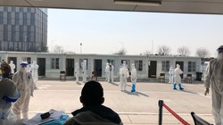 Hanh khách nhap canh sân bay Hàm Dương, Tây An đều được lấy mẫu xét nghiệm axit nucleic (Ảnh:bjnews)