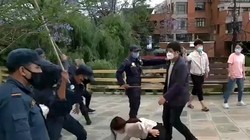 Những người Trung Quốc bị kẹt lại Nepal biểu tình đòi về nước bị cảnh sát Nepal đánh đập (Ảnh: DF).