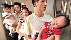 Trẻ embij đầu to,nạn nhân của những thày thuốc vô lương cấu kết với gian thương để trục lợi (Ảnh: Apple Daily).