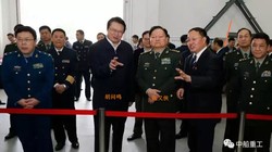 Hồ Vấn Minh (thứ 3, trái sang) cùng tướng Trương Hựu Hiệp, Phó Chủ tịch Quân ủy khi ông này tới thăm Tập đoàn CSIC (Ảnh: CSIC).