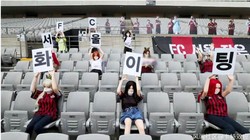 Vì đặt các hình nộm này làm khán giả trên sân, Seoul FS đã bị phạt 100 triệu won (Ảnh: Guancha).