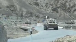 Trung Quốc và Ấn Độ tăng quân ra khu vực biên giới đang tranh chấp, tình hình ngày càng căng thẳng. Trong ảnh: xe bọc thép chở quân của Trung Quốc được cho là tới khu vực tranh chấp (Ảnh: Đa Chiều).