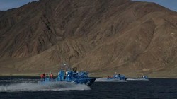 Xuồng vũ trang Trung Quốc trên hồ Pangong, điểm nóng tranh chấp hiện nay (Ảnh: Đa Chiều).