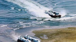 Tàu đổ bộ đệm khí cập bãi đổ bộ (Ảnh Đa Chiều).