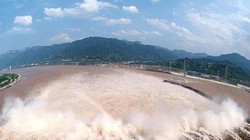 Mưa lớn ở khắp ba vùng thượng, trung và hạ lưu sông Dương Tử gây ngập lụt nặng ở Trung Quốc và dấy lên nỗi lo về vỡ đập Tam Hiệp (Ảnh: Đông Phương).