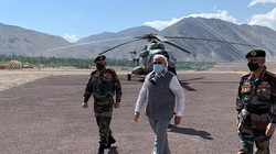 Thủ tướng Narendra Modi đáp trực thăng tới thị sát các đơn vị quân đội tại khu vực Ladakh đang tranh chấp với Trung Quốc (Ảnh: Đông Phương).