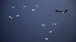 Máy bay ném bom chiến lược B-52 từ Mỹ bay tới diễn tập cùng các máy bay của 2 tàu sân bay Nimitz và Ronald Reagan ngày 5/7 (Ảnh: Dongfang).