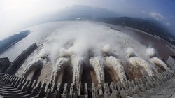 Mưa lũ liên miên khiến dư luận dấy lên nỗi lo ngại về an toàn của đập Tam Hiệp (Ảnh: Đa Chiều). 