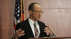 Ngày 14/7, Trợ lý Ngoại trưởng Mỹ phụ trách vấn đề Châu Á - Thái Bình Dương đã phát biểu coi hành vi của Trung Quốc trên Biển Đông là "lưu manh" và đe dọa trừng phạt (Ảnh: Đông Phương).