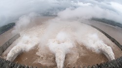 Do mưa cực lớn,mực nước hồ Tam Hiệp đã dâng cao hơn 163 mét khiến đâph Tam Hiệp phải xả lũ sâu (Ảnh: thecover.cn).