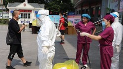 Nhân viên chống dịch tiến hành khử trùng các khu vực có người bị bệnh sinh sống ở thành phố Đại Liên (Ảnh: Đông Phương).