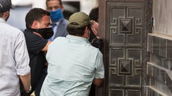 Hình ảnh mang tính biểu tượng cho quan hệ Mỹ - Trung hiện nay: nhân viên liên bang Mỹ phá cửa Lãnh sự quán Trung Quốc ở Houston (Ảnh: AP).