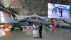 Bộ trưởng Quốc phòng  Ấn Độ Rajanth Singh thăm Pháp và nhận bàn giao máy bay Rafael từ hãng Dassault Aviation (Ảnh: AP).