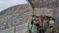 Tổng Thamm]u trưởng quân đội Ấn Độ Manoj Naravane hôm 7/8 đã kết thúc chuyến thị sát khu vực biên giới Trung - Ấn 2 ngày, yêu cầu các chỉ huy chiến trường chuẩn bị cho mọi tình huống bất trắc và duy trì trạng thái chuẩn bị chiến đấu cao nhất (Ảnh: Sohu).