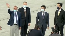 Bộ trưởng Y tế Mỹ Alex Azar đến sân bay Tùng Sơn chiều 9/8, bắt đầu chuyến thăm Đài Loan trong sự phản đối của Trung Quốc (Ảnh: Đông Phương).