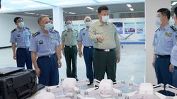 Ông Tập Cận Bình đến thị sát cơ sở thí nghiệm, dạy học và đào tạo người điều khiển UAV ở Đại học Hàng không (Ảnh: Đa Chiều).