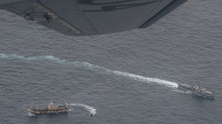 Máy bay va tàu chiến Ecuador xua đuổi tàu cá Trung Quốc xâm phạm vùng đặc quyền kinh tế  (Ảnh: Reuters).