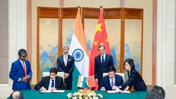 Bộ trưởng Ngoại giao  hai nước Trung Quốc và Ấn Độ chứng kiến ký kết Thỏa thuận 5 điểm sau cuộc hội đàm đêm khuya ngày 10/9 (Ảnh: Đa Chiều).