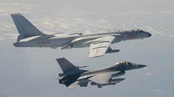 Máy bay F-16 của Đài Loan bay giám sát H-6 của PLA ở vùng trời gần Đài Loan (Ảnh: Đông Phương).