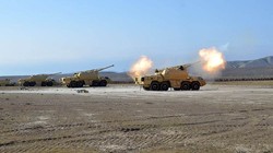 Pháo binh Azerbaijan nã đạn sang phía trận địa Armenia (Ảnh: Sohu).