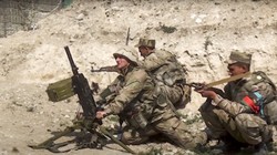 Lính Azerbaijan tại mặt trận nã súng phóng lựu vào quân đội Armenia (Ảnh: Reutrs).