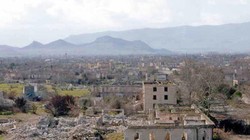 Một ngôi làng ở Nagorno-Karabakh bị tàn phá nặng nề (Ảnh: Sohu).