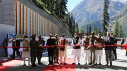 Thủ tướng Modi và các quan chức Ấn Độ cắt băng khánh thành đường hầm chiến lược nối thông nội địa với vùng Ladakh đang có tranh chấp với Trung Quốc (Ảnh: Đa Chiều).