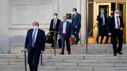 Ông Trump rời khỏi bệnh viện ra xe lên trực thăng trở lại Nhà Trắng (Ảnh: WSJ)