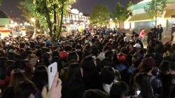 Sau khi dịch COVID-19 được kiểm soát, vào dịp nghỉ lễ quốc khánh, người dân Trung Quốc đổ di du lịch gây nên cảnh tượng tắc nghẽn kinh hoàng. Trong ảnh: chen chúc mua vé vào Disney Land Thượng Hải (Ảnh: shdol).