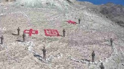 Lính Trung Quốc chiếm giữ khu vực Ấn Độ nói là đất Ấn Độ ở bắc hồ Pangong, vẽ hình bản đồ Trung Quốc (Ảnh:CCTV).