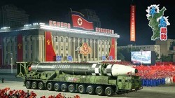 Tên lửa liên lục địa kiểu mới lần đầu tiên được Triều Tiên trình làng tại cuộc dĩeu binh (Ảnh: Dongfang).