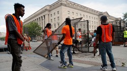 Các nhân viên công tác khẩn casaps dựng hàng rào lưới thép bảo vệ xung quanh Nhà Trắng (Ảnh: Reuters).