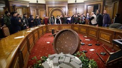 Sau khi Thủ tướng Pashinyan ký hiệp ước ngừng bắn, thực tế là chấp nhận thất bại, người dân Armenia xông vào Văn phòng Thủ tướng và nhà Quốc hội đạp phá, lục soát (Ảnh: AP). 