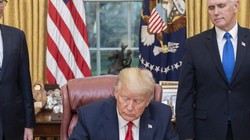 Ngày 12/11, Tổng thống Mỹ Donald Trump đã ký Mệnh lệnh hành pháp cấm các công ty, thực thể và cá nhân Mỹ đầu tư vào 31 công ty được cho là có liên quan đến PLA (Ảnh: Getty).