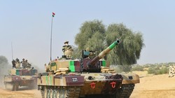 Thủ tướng Narendra Modi trên xe tăng trong chuyến thị sát biên giới với Pakistan hôm 14/11 (Ảnh: Twitter@Narendra Modi)