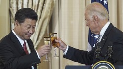 Sau một thời gian imlawngj, ngày 25/11, ông Tập Cận Bình đã gửi điện chúc mừng ông Joe Biden được bầu làm Tổng thống Mỹ. Trong ảnh: ông Tập Cận Bình mở tiệc chào mừng ông Joe Biden thăm Trung Quốc trên cương vị Phó Tổng thống Mỹ ngày 25/9/2015 (Ảnh: Getty).