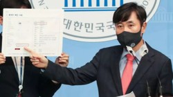 Nghị sĩ Ha Tae-kyung thuyết trình về camera giám sát Trung Quốc cài phần mềm gián điệp trước quốc hội (Ảnh: Chosun).