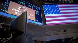 Việc lưỡng viện Mỹ thông qua dự luật cấm các công ty Trung Quốc niêm yết tại Mỹ trừ khi họ tuân thủ các tiêu chuẩn kiểm toán của Mỹ được cho là nhằm vào các công ty lớn của Trung Quốc như Alibaba, Pinduoduo và PetroChina (Ảnh: Dwnews). 