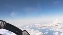 Hình ảnh của Nga công bố:máy bay Su-35 Nga bay hộ tống H-6K của Trung Quốc trong chuyến tuần tra chung hôm 22/12 (Ảnh: Dwnews).