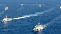 Tàu tuần tra Nhật Bản (trái) xua đuổi tàu Hải cảnh Trung Quốc ở vùng biển quần đảo tranh chấp Senkaku/Điếu ngư (Ảnh: Dwnews). 