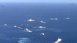 Nhật phản đối các tàu công vụ Trung Quốc nhiều lần đi vào vùng biển quần đảo Senkaku/Điếu Ngư. Trong ảnh: tàu công vụ hai bên đụng đầu nhau gần quần đảo tranh chấp (Ảnh: Dwnews).